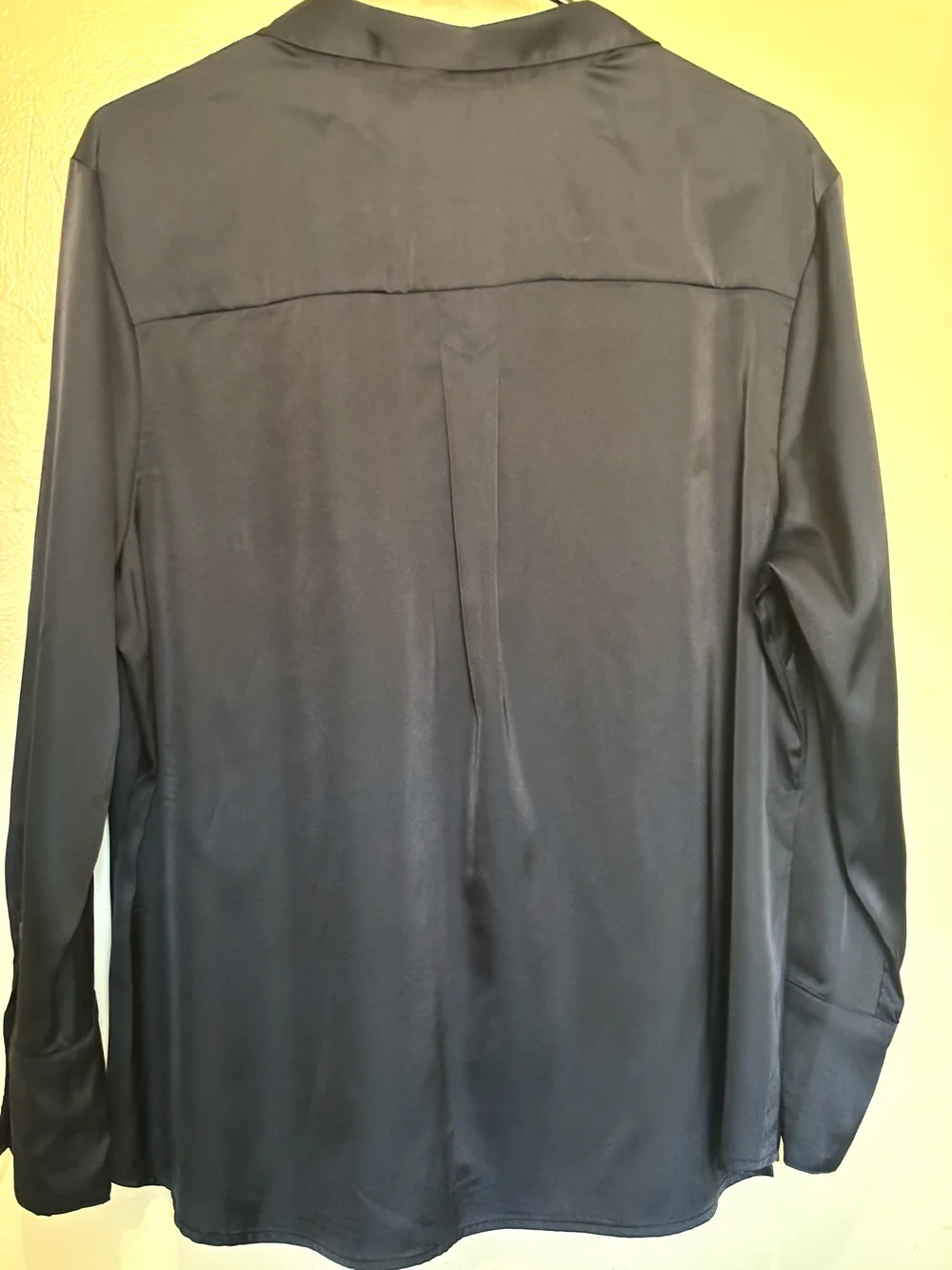 Banana Republic Men  Navy Blue Satin Button-Down Shirt Classic Fit